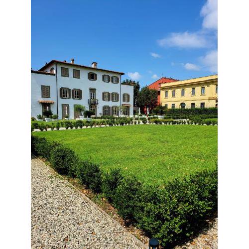 LA VILLA APARTMENTS - 4 beds - Free Private Parking with Camera