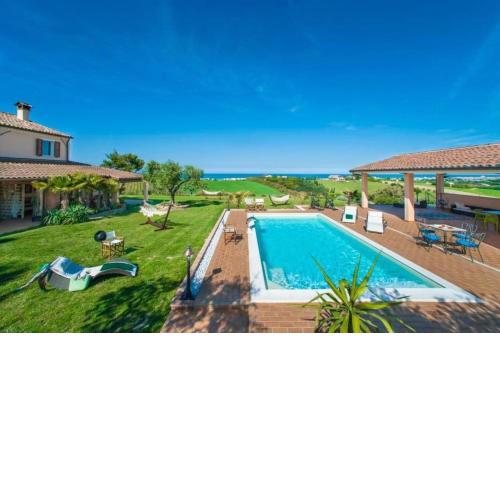 La villa nel prato sul mare
