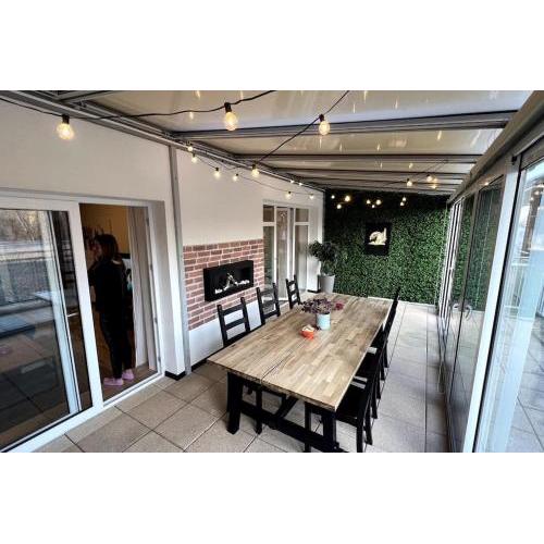 Lake apartment, 2x garage, 10 mins to centre