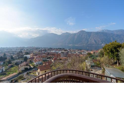Lake View Villa with Private Parking