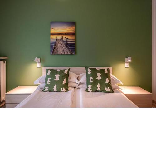 Lake view with Aircon - 5 minutes from the beach!