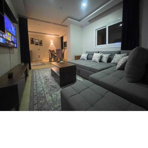 Large 3 bedrooms apartment