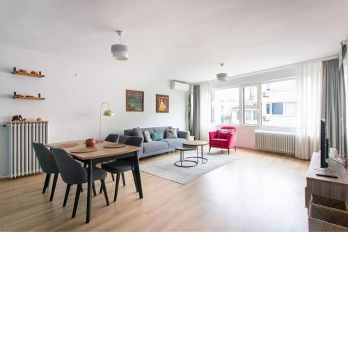 Large Airy Cool & Cozy 2BR w ACs and Balcony