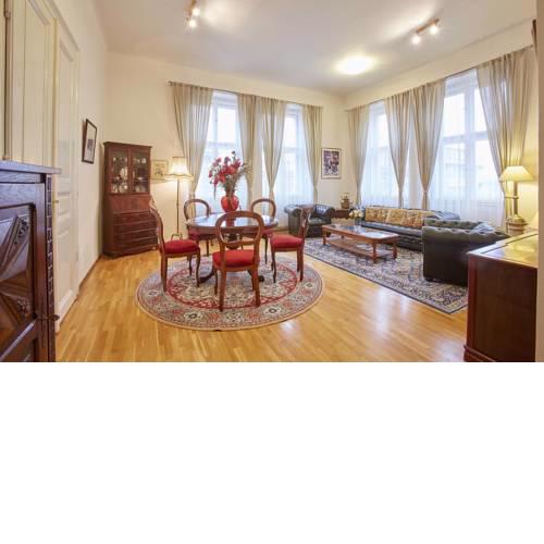 Large Central 4 Bedroom Apartment