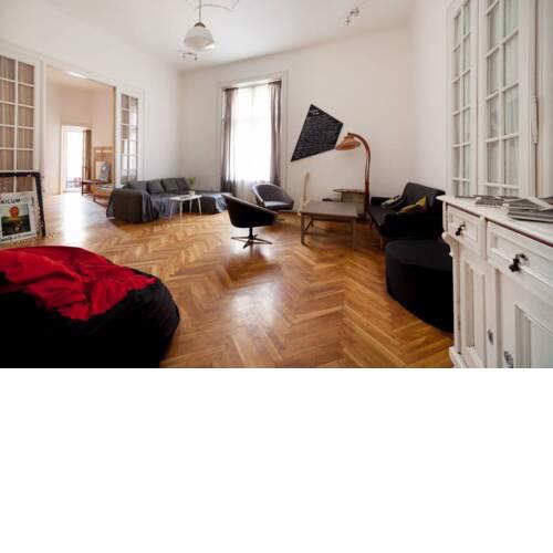 Large Central Apartment for Groups
