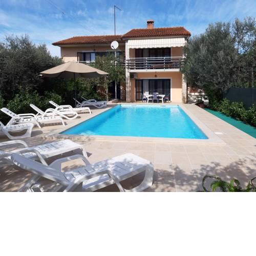 Large Holiday Home for groups with new pool and spacious garden including WiFi