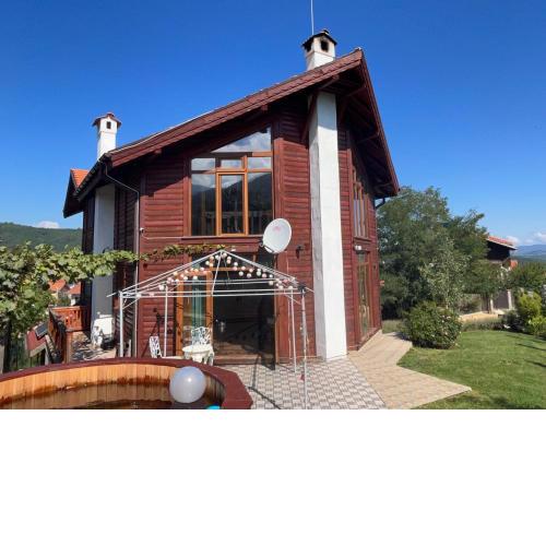 Large Luxury Chalet in Raduil, nr Borovets - hot tub, views, Wi-Fi