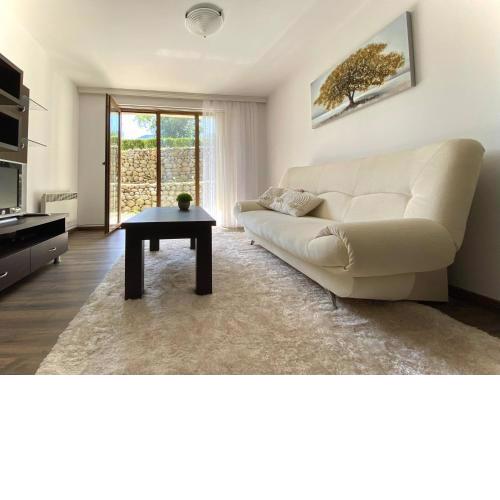 Large One Bed Flat next Gondola with Terrace