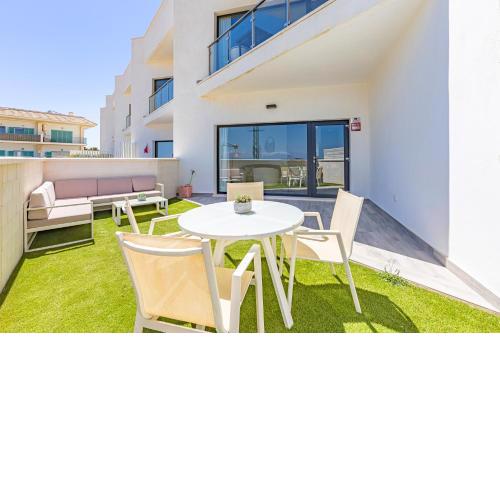 Large terrace, swimming pool, private garage and fiber