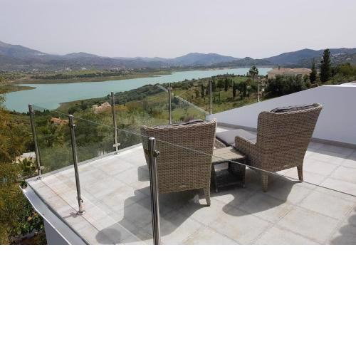 Las Alondras stunning lake views