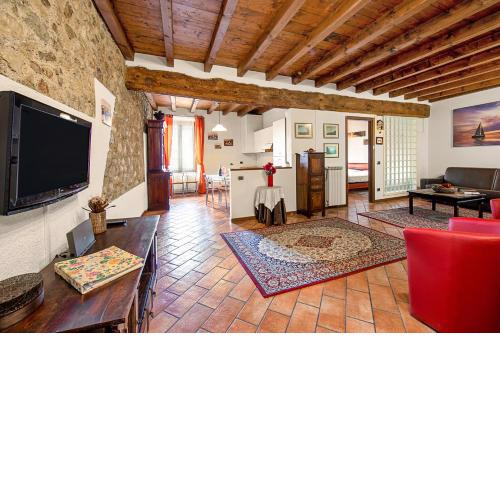 Laura - center Salò - child friendly - Happy Rentals