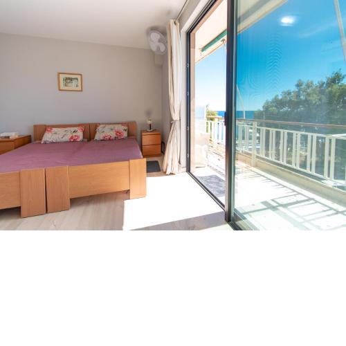 Lavish & Spacious APT with Stunning Seaview, 10 Min ATH Airport