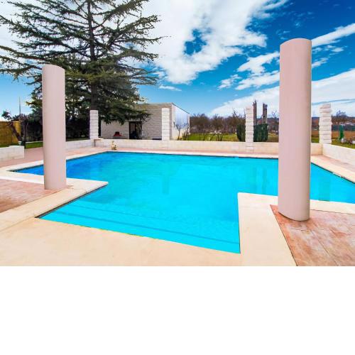 Lavish Villa in Villamuriel de Cerrato with Swimming Pool