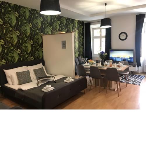 LEON Downtown Apartment
