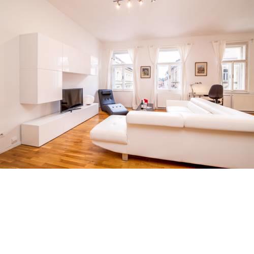 Lesser Town Retreat Plaska