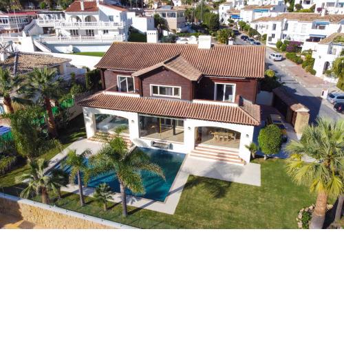 Lets in the Sun Villa Crystal