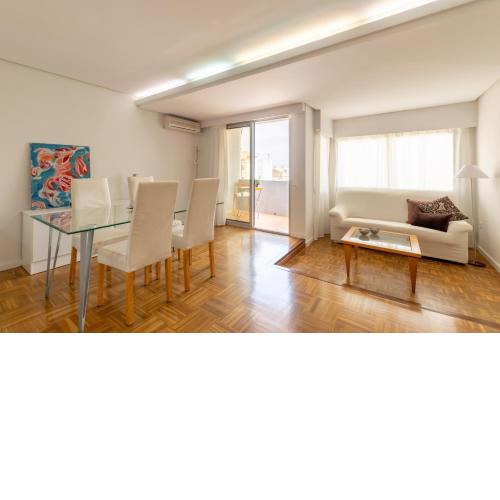 Light and bright apartment in central Valencia