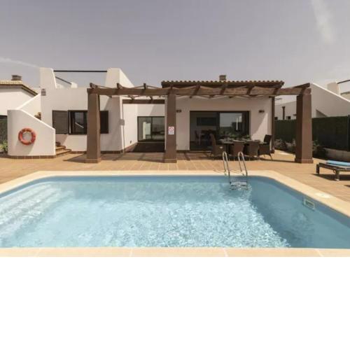 Lightbooking Pueblo Majorero piscina climatizada
