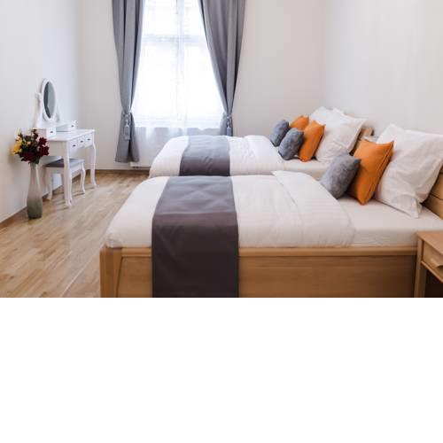 LINDA’S STUNNING, SPACIOUS APARTMENT IN THE CITY CENTER WITH FREE PARKING