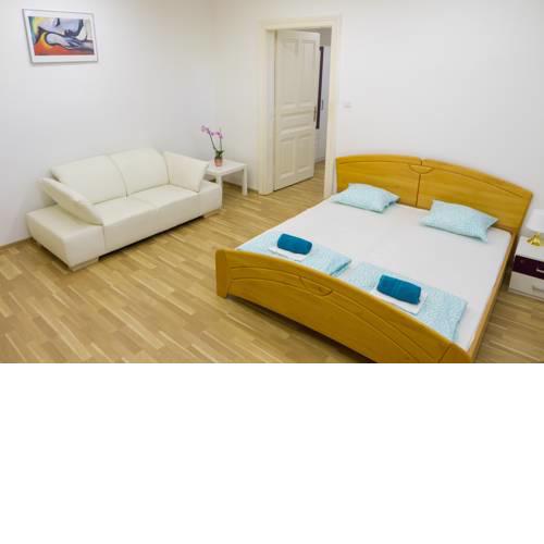 Lion Apartment 1, Big Size, High Ceilings, Garden