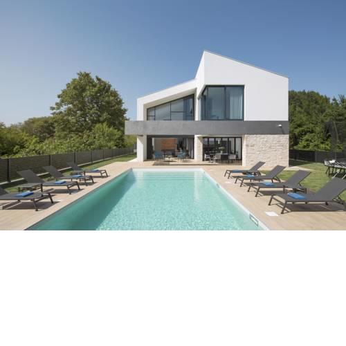 Liznjan Villa Sleeps 8 with Pool Air Con and WiFi