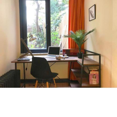Local Artist's 2 Bedroom Flat w/ Backyard Garden