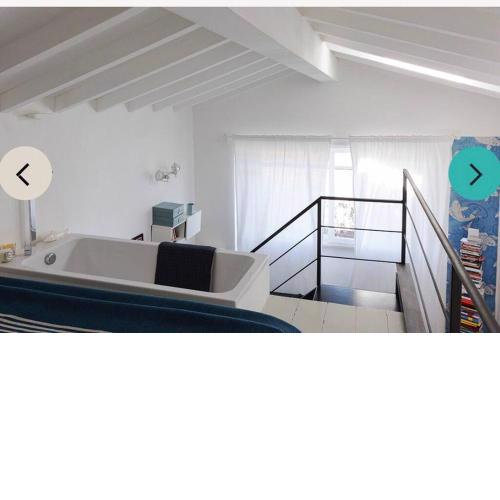 Loft due livelli di design pubblicato su riviste architettura con due posti auto