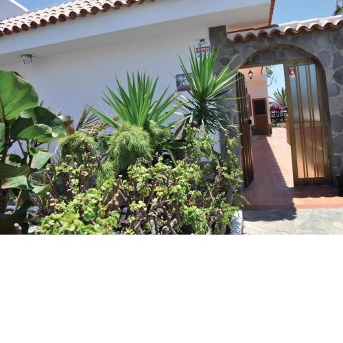 LOS CISNES Encantadora casa con jardin y estudio vista al mar