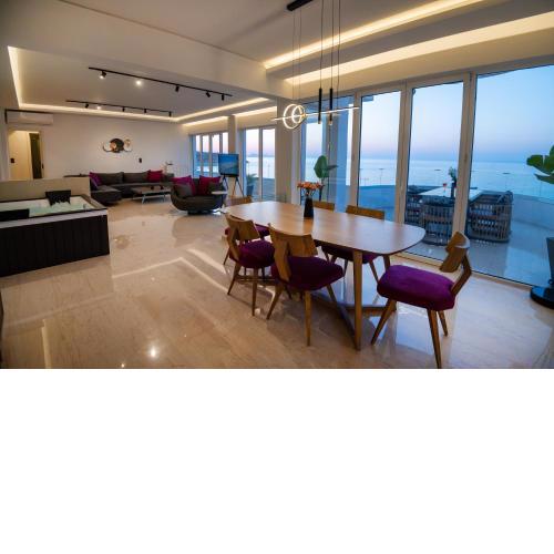 Lost in the view, Luxury Apartment with Seaview