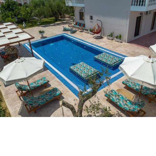 Loula's Villa