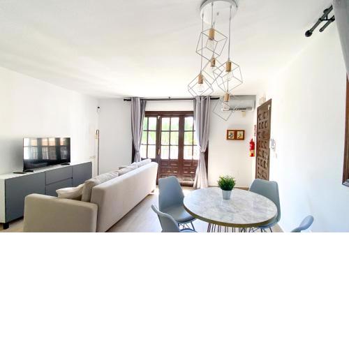 Lovely 1- bedroom rental with pool, close to the beach