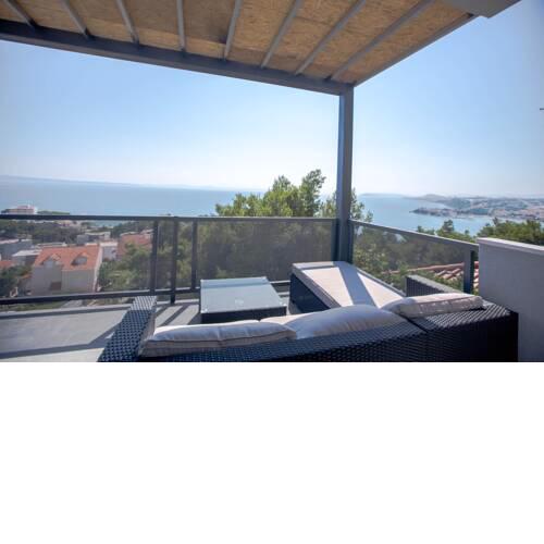 Lovely 2-Bed Apartment with views in Podstrana