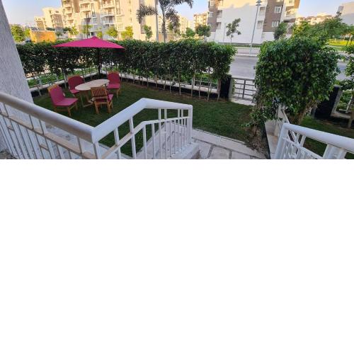 Lovely 2 bedroom condo/ private garden ,parking