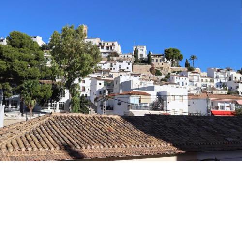 Lovely 3 bdrm apartment w/ direct access to Beach
