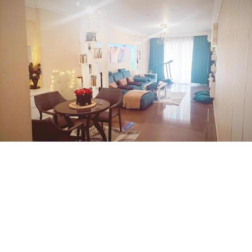 Lovely 3 bedroom condo with balcony families