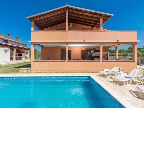 Lovely Apartment with Swimming Pool in Loborika