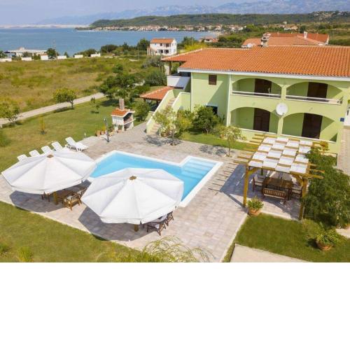 Lovely apartment with swimming pool , terrace and sea view