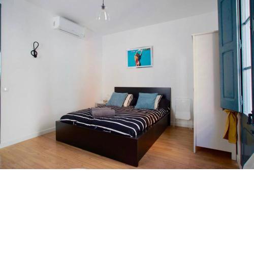 LOVELY FLAT FIRA MWC