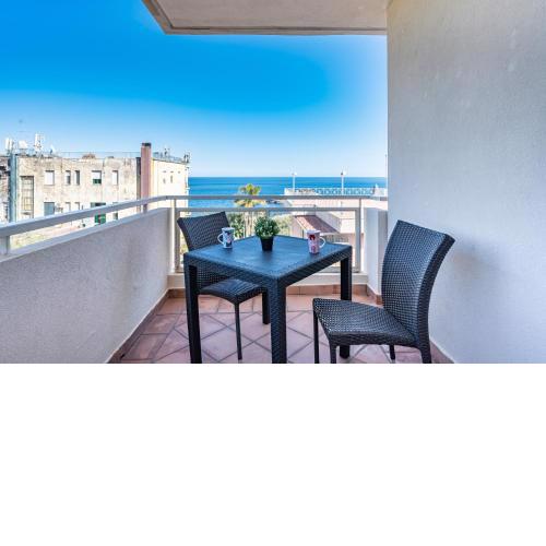 Lovely Flat with Balcony and Private Parking