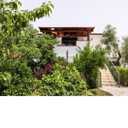 Lovely flat with covered outdoor seating area overlooking the greenery