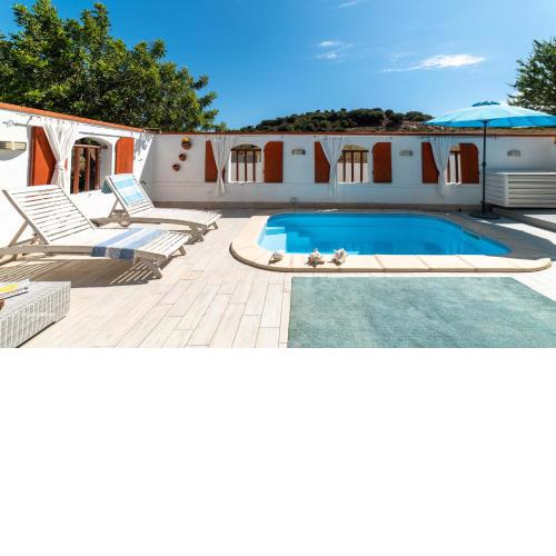 Lovely garden apartment to private heated pool