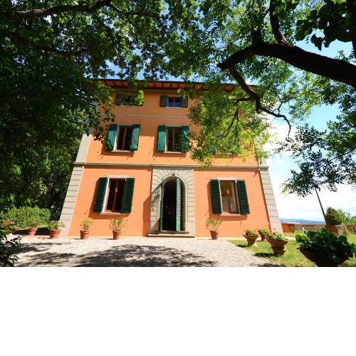 Lovely holiday home in Montefiridolfi with hill view