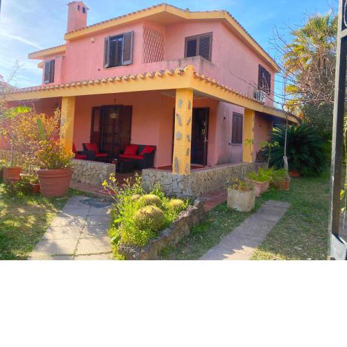 Lovely home 5 min walk to the beach, 3 bedrooms ample outdoor relax and WIFI