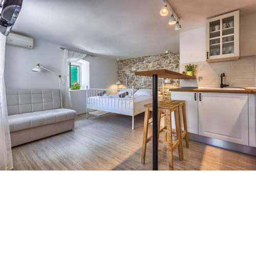 LOVELY NEW STUDIO APARTMENT IN THE CITY CENTER 4****