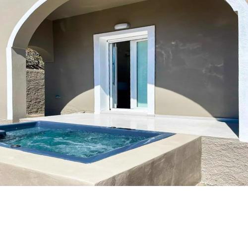 Lovely Santorini Villa Altura Residence 1 Bedroom Outdoor Hot tub and Beautiful Views Exo Gonia