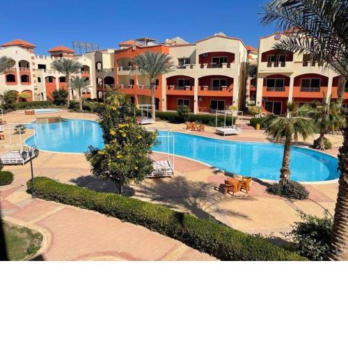 Lovely studio on the 2nd floor with a balcony + pool view