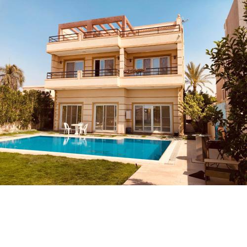 Lovely Villa 5- bedroom with Overflow Pool with Nice Garden at Green Oasis Resort