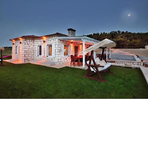 Lovely Villa with Backyard in Bozcaada near Beach
