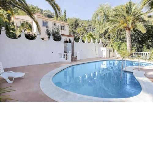 Lovely villa with heated pool and green garden