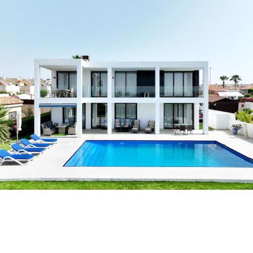 Lovely villa with large outdoor area and swimming pool